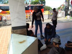 Razia Rutin di Terminal Bungurasih Siang ini, Empat Calo Penumpang Diamankan Polisi