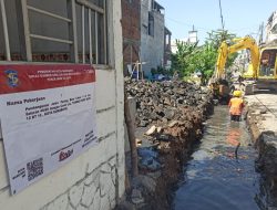 PROYEK PAVINGISASI DAN SALURAN TAMBAKWEDI BARU GG12, KELURAHAN TAMBAK WEDI DI DUGA LANGGAR ATURAN DAN TANPA IDENTITAS JELAS